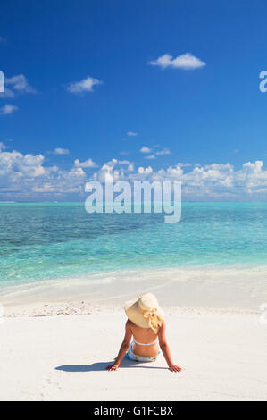 Femme sur banc, South Male Atoll, Maldives, Atoll de Kaafu Banque D'Images