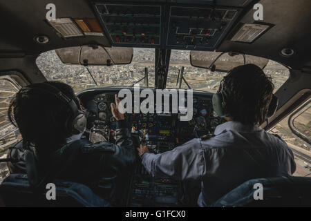 La vue du poste de pilotage en vol dans un petit avion de l'aéroport de Lukla à Kathmandu Banque D'Images