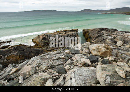 Belle côte rocheuse et mer claire près de Borve beach, Isle of Harris, îles Hébrides, Ecosse, Royaume-Uni Banque D'Images