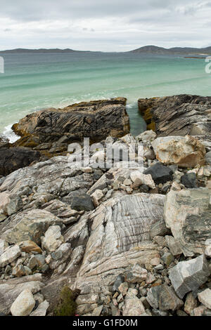 Belle côte rocheuse et mer claire près de Borve beach, Isle of Harris, îles Hébrides, Ecosse, Royaume-Uni Banque D'Images