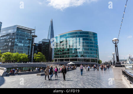 Queen's Walk, London Borough of Southwark, London SE1, Angleterre, Royaume-Uni. Banque D'Images