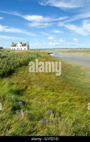 Maison de ferme traditionnelle et plage de North Uist, Hébrides extérieures, en Écosse Banque D'Images