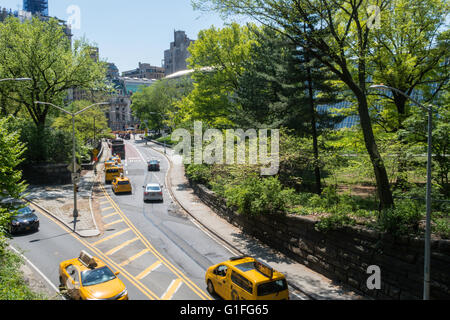 Le trafic automobile , transversale 86th Street, Central Park, NYC, USA Banque D'Images