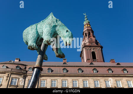 La sculpture 'insupportable' devant le Parlement danois, Slotsholmen, Copenhague, Danemark Banque D'Images