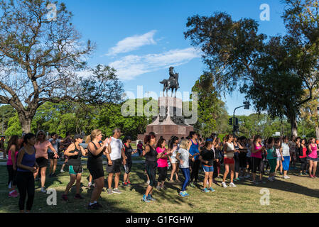 Les gens inscrivez-vous dans l'exercice de danse dans la région de Parque Tres de Febrero, Buenos Aires, Argentine Banque D'Images