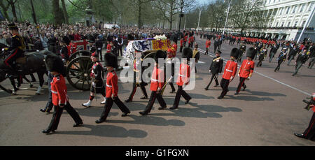 Funérailles de Sa Majesté la Reine Mère qui est mort à 101 ans du 30 mars 2002. Les funérailles ont eu lieu le 9 avril 2002. De nouvelles numérisations Banque D'Images