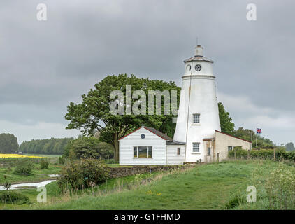 Sir Peter Scott phare connu comme l'est le phare sur les rives de la rivière Nene, le 13 mai 2016, Sutton Bridge Lincolnshire Banque D'Images