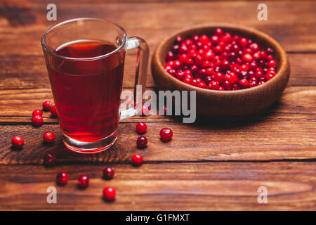 Cranberry thé dans une tasse en verre Banque D'Images