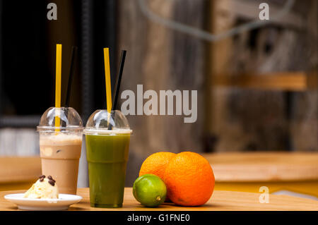 Smoothie Matcha et glace café avec limets et oranges Banque D'Images