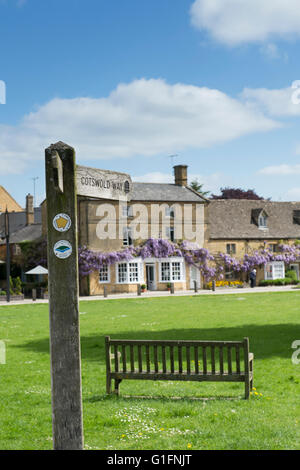 Cotswold Way panneau en face de la boutique sous les glycines. Broadway, Cotswolds, Worcestershire, Angleterre. Banque D'Images