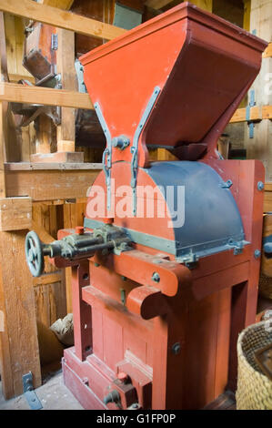 Ancien mécanisme pour traiter le maïs grain dans le moulin à eau Banque D'Images