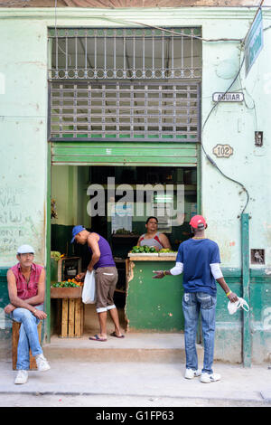 Recueillir des acheteurs à un magasin de fruits et légumes traditionnels dans la Vieille Havane, La Havane, Cuba Banque D'Images