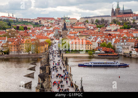 Le Pont Charles traversant la rivière Vltava et de la cathédrale St Vitus à Prague, République Tchèque Banque D'Images