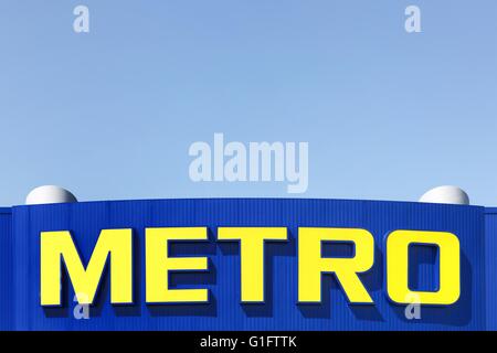 Logo Metro sur une façade d'un supermarché Banque D'Images