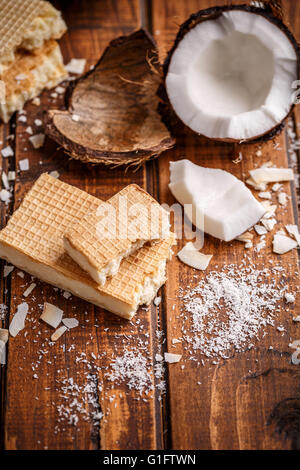 Bars Wafer faite avec le chocolat blanc et la noix de coco présentation Banque D'Images