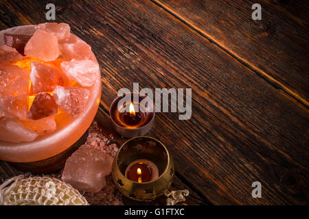 La médecine alternative concept avec lampe de sel et l'aromathérapie bougie Banque D'Images