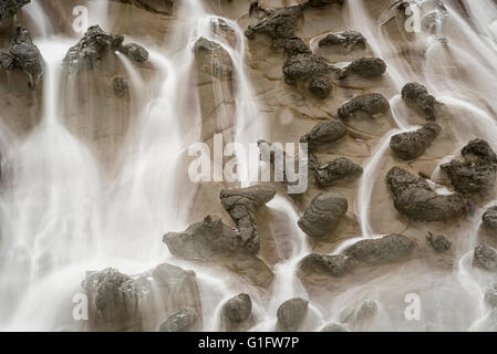 Lave-vague sur les rochers à Shore Acres State Park, côte de l'Oregon. Banque D'Images