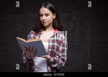 Studio shot of beautiful young woman Banque D'Images