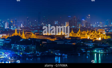 Vue sur le Grand Palais d'or et de la rivière Chao Phraya, une date majeure dans Bangkok. Banque D'Images