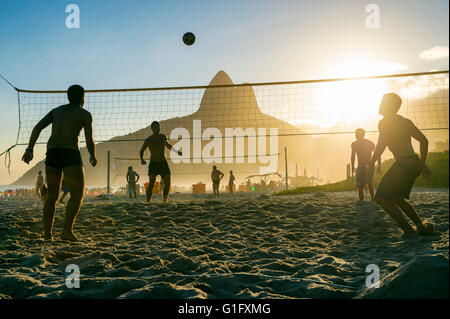 RIO DE JANEIRO - le 27 mars 2016 : Les Brésiliens jouer futevôlei (footvolley, un sport qui combine le football et volley-ball). Banque D'Images