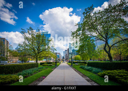 Arbres et jardins le long d'une passerelle à Queen's Park, à Toronto, en Ontario. Banque D'Images