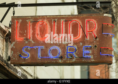 Une vieille enseigne au néon rouge et bleu pour un magasin d'alcool dans le centre-ville de Manhattan Banque D'Images