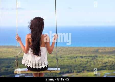 Paysage de mer avec une fille sur la balançoire Banque D'Images