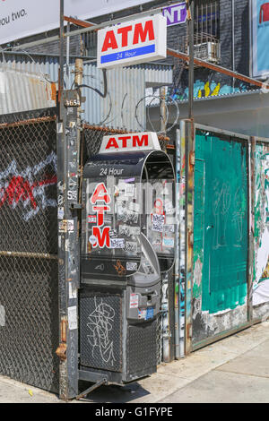 Un distributeur automatique de 24 heures vandalisés sur une rue de nyc Banque D'Images