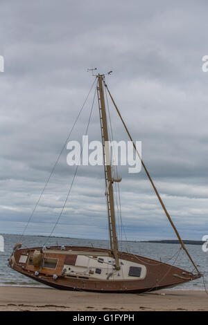 Voilier échoué sur la plage du Havre, à Sag Harbor, NY Banque D'Images