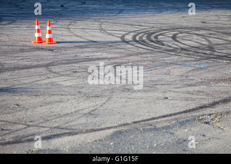 Image en couleur de deux cônes de circulation sur le tarmac. Banque D'Images