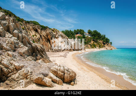 Plage sauvage avec des pierres et du sable à Vourvourou, Sithonia, Grèce Banque D'Images