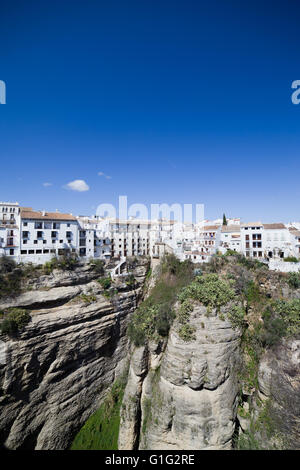 Ville de Ronda, Pueblo Blanco, maisons blanches sur la haute falaise de la gorge El Tajo en Andalousie, Espagne Banque D'Images