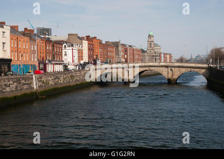 Ville de Dublin en Irlande, les toits de pont s'adoucit sur Liffey, paysage urbain Banque D'Images