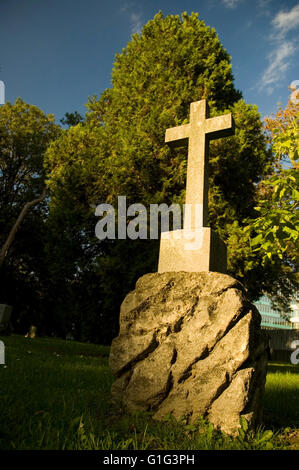 Cimetière religieux avec des arbres et l'herbe verte Banque D'Images