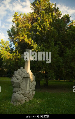 Cimetière religieux avec des arbres et l'herbe verte Banque D'Images