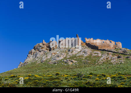 Castel Rosso également connu sous le nom de Château Rouge près de Karystos, Eubée, Grèce contre un ciel bleu et la lune Banque D'Images