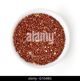 Bol de quinoa rouge isolé sur fond blanc, vue du dessus Banque D'Images