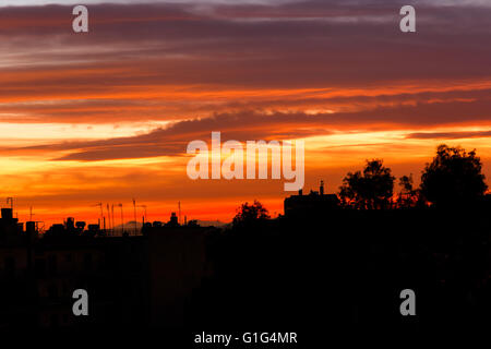 Photo conceptuelle de ville au centre-ville au lever du soleil/coucher du soleil avec une belle silhouette contre le ciel orange Banque D'Images