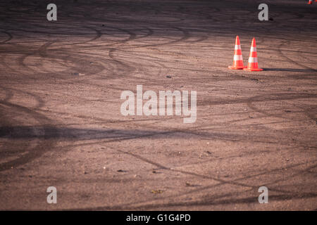 Image en couleur de deux cônes de circulation sur le tarmac. Banque D'Images