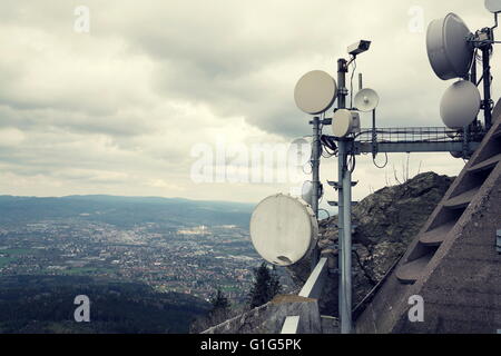 Caméra de sécurité filtré avec émetteurs et antennes sur pylône de télécommunication Banque D'Images