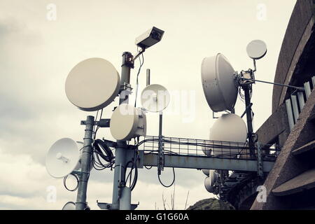 Caméra de sécurité filtré avec émetteurs et antennes sur pylône de télécommunication Banque D'Images