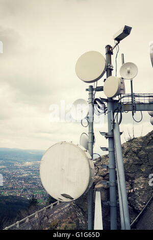 Caméra de sécurité filtré avec émetteurs et antennes sur pylône de télécommunication Banque D'Images