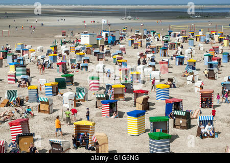 Les personnes bénéficiant du soleil sur la plage du nord sur l'île de la Frise orientale Borkum, Basse-Saxe, Allemagne Banque D'Images