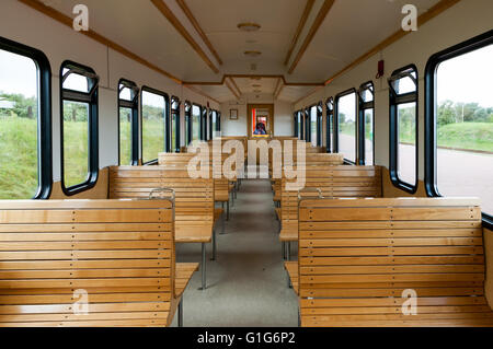 Des rangées de sièges en bois dans la vieille voiture de train traditionnel sur l'île de la Frise orientale Langeoog, Basse-Saxe, Allemagne Banque D'Images