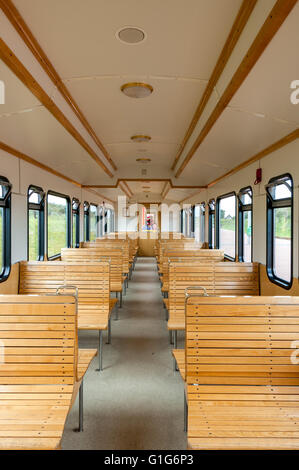 Des rangées de sièges en bois dans la vieille voiture de train traditionnel sur l'île de la Frise orientale Langeoog, Basse-Saxe, Allemagne Banque D'Images