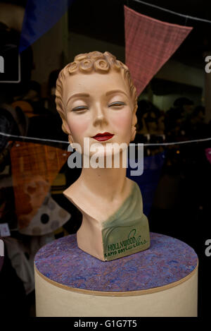 Un mannequin tête vintage dans la fenêtre d'Fabhatrix hat shop qui était à l'origine d'Hollywood à sec rapide publicité de curling. Banque D'Images