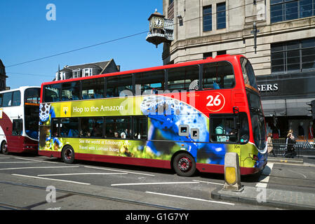 Un bus Lothian numéro 26 sur Princes Street avec une grenouille publicité Zoo d'Édimbourg. Banque D'Images