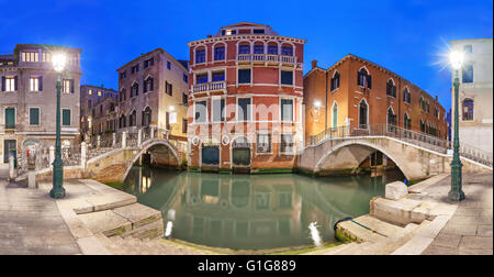 Vue sur deux ponts et red mansion dans la soirée de la Piazza Manin square, Venise, Italie Banque D'Images