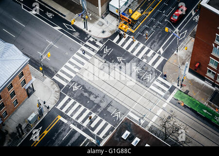 Vue aérienne de l'intersection de la rue Simcoe et Adelaide Street, au centre-ville de Toronto, Ontario. Banque D'Images