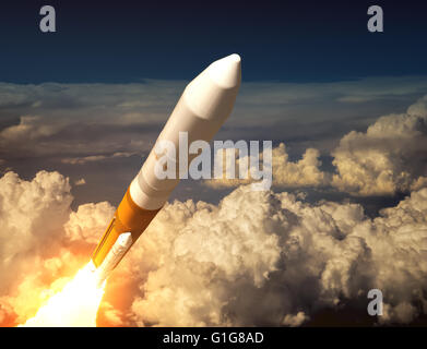 Fusée de lancement du fret dans les nuages Banque D'Images